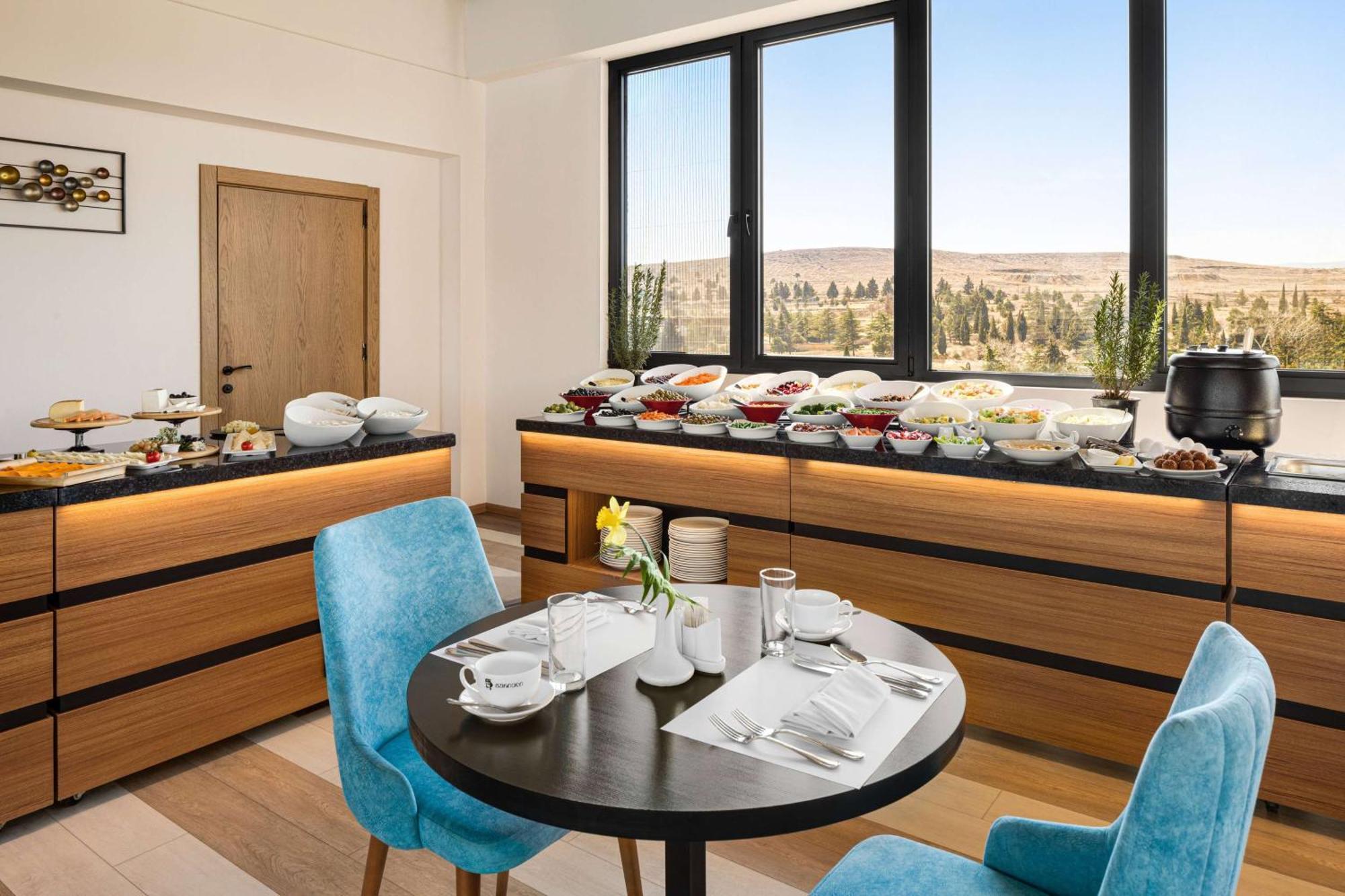 Gino Seaside Tbilisi, Trademark Collection By Wyndham מלון