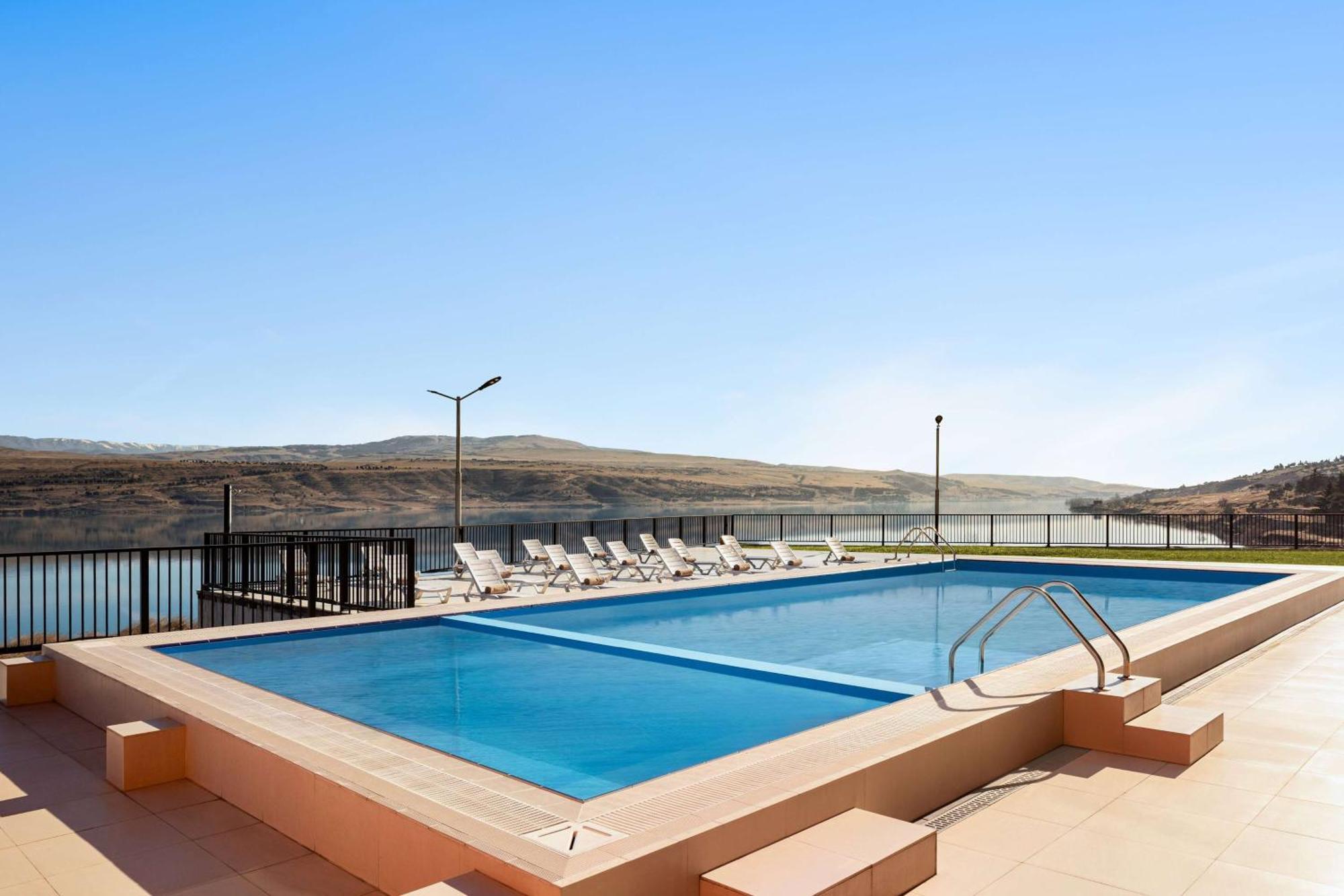 מלון Gino Seaside Tbilisi, Trademark Collection By Wyndham